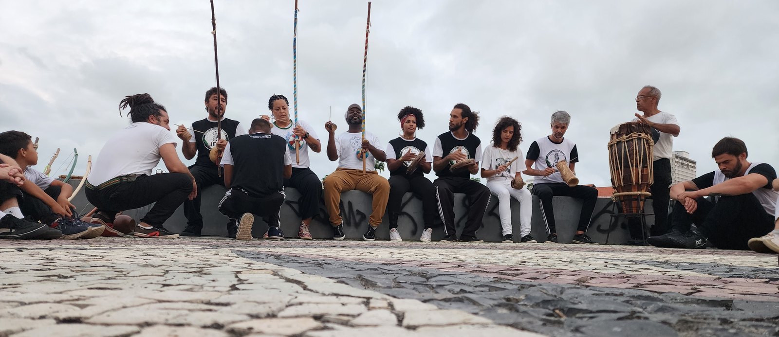 O grupo reunido ao ar livre