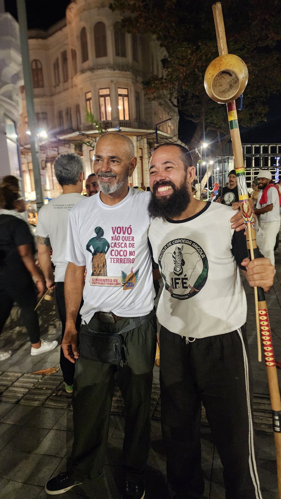 Capoeiristas na rua durante o Meu Patuá